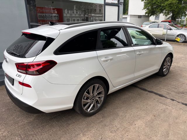 Fahrzeugabbildung Hyundai i30 cw Passion Automatik+CarPlay+Panorama+Navi+