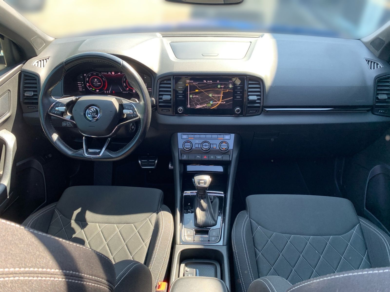 Fahrzeugabbildung SKODA Karoq 2.0 TSI DSG Sportline 4x4 OPF Pan.Dach