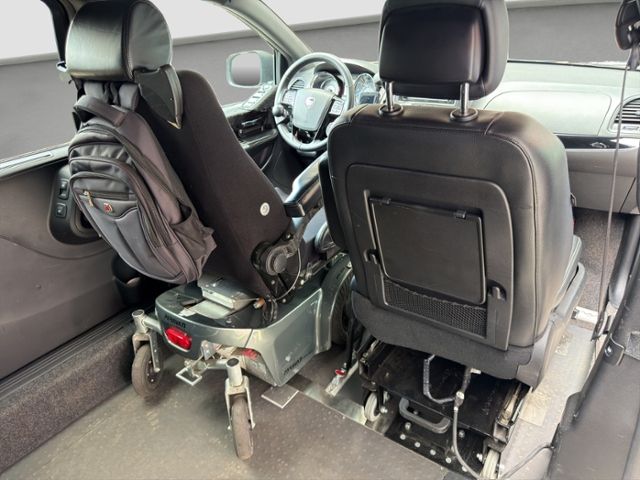 Fahrzeugabbildung Lancia Voyager Paravan Selbstfahrer Behindertengerecht