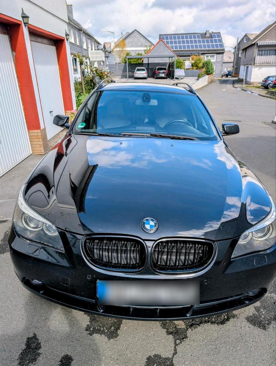 BMW 530 2004 — вигляд ззаду