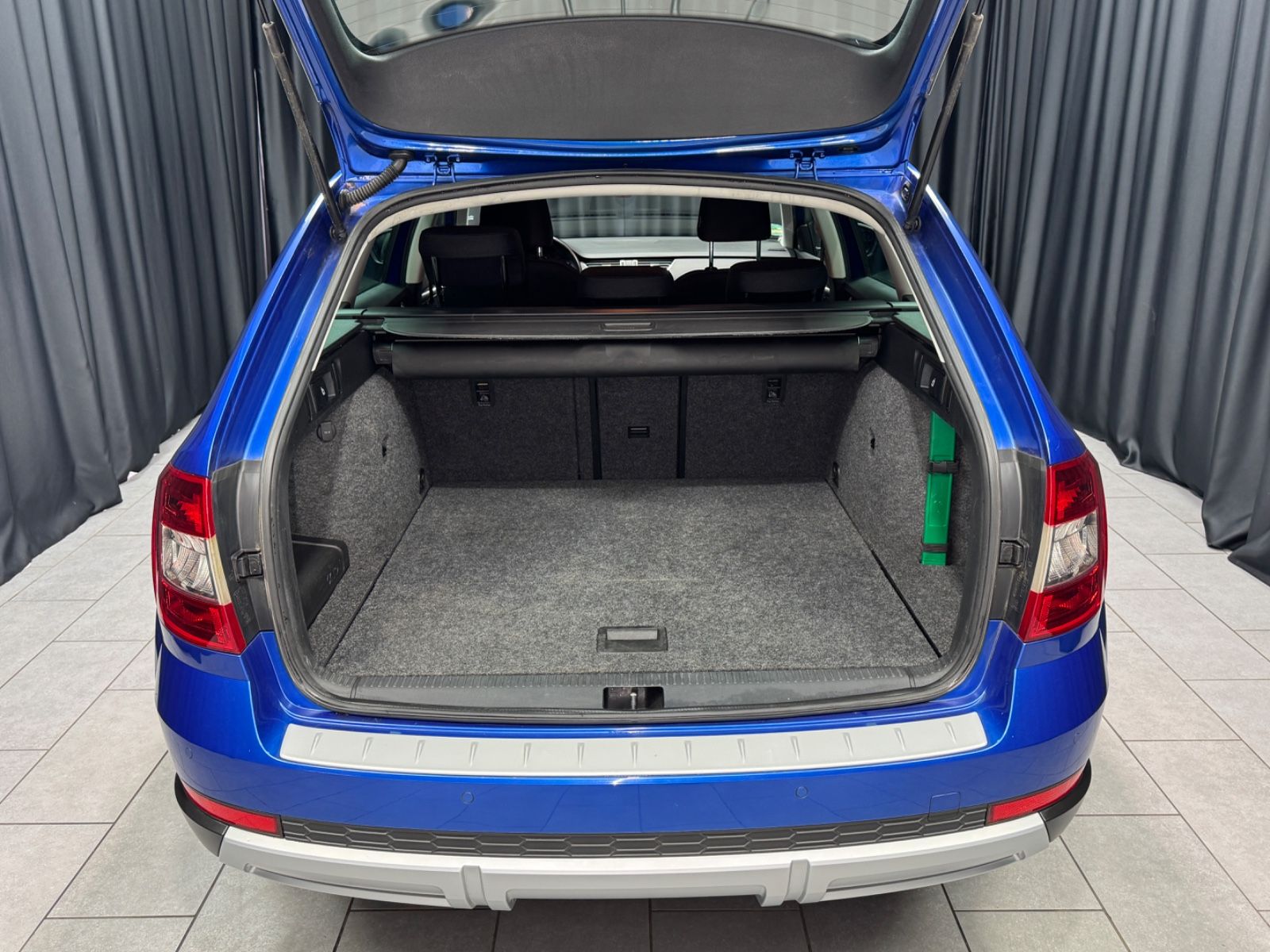 Fahrzeugabbildung SKODA Octavia Combi Scout 4x4|NAVI|XENON|CANTON|