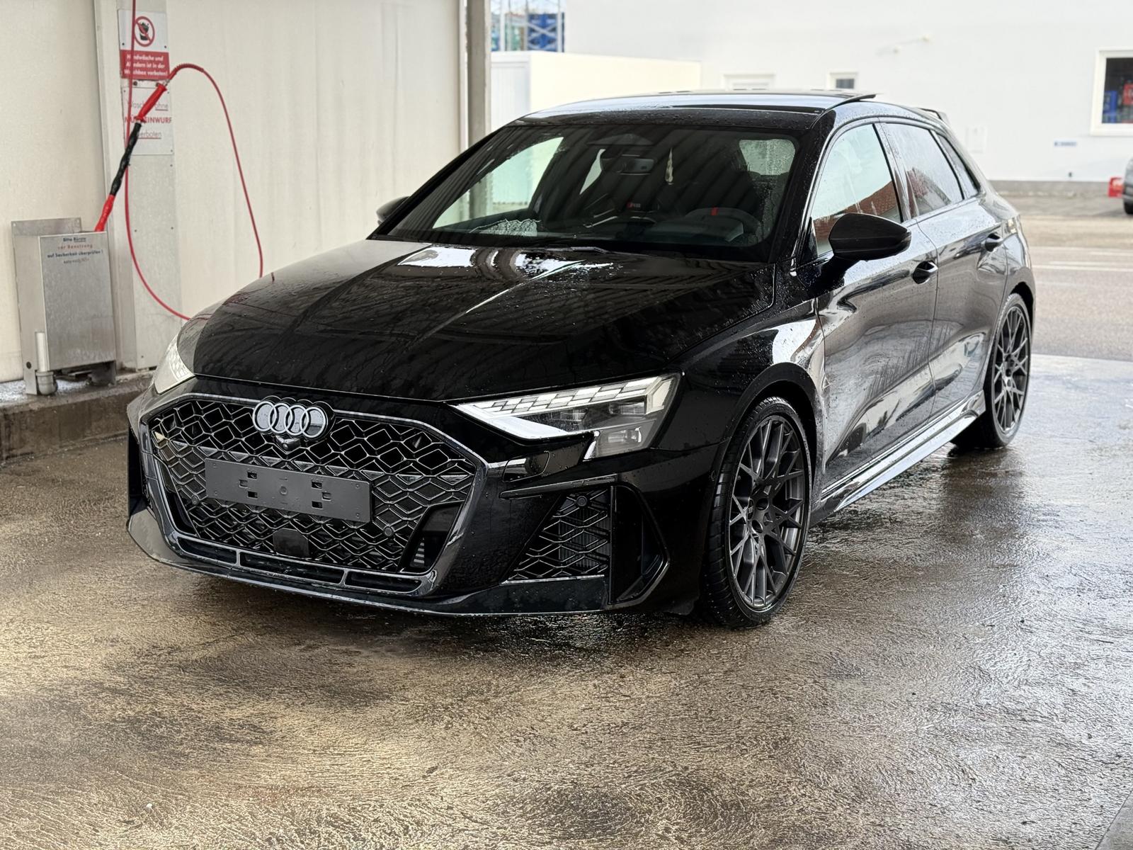 Audi RS3 SPORTBACK*SPOILER*SCHALE*HEADUP*PANO*SONOS