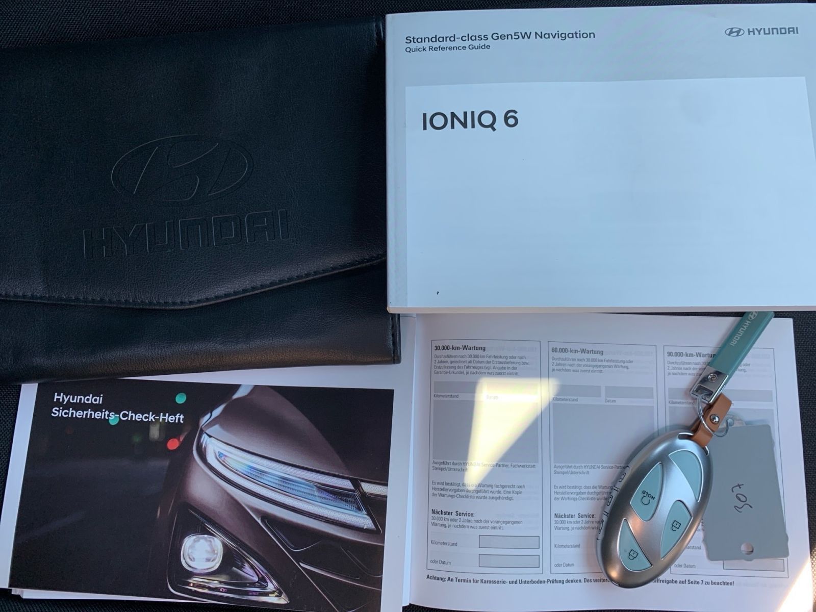 Fahrzeugabbildung Hyundai IONIQ 6 Techniq Elektro 4WD 77,4 kWh Park-Paket