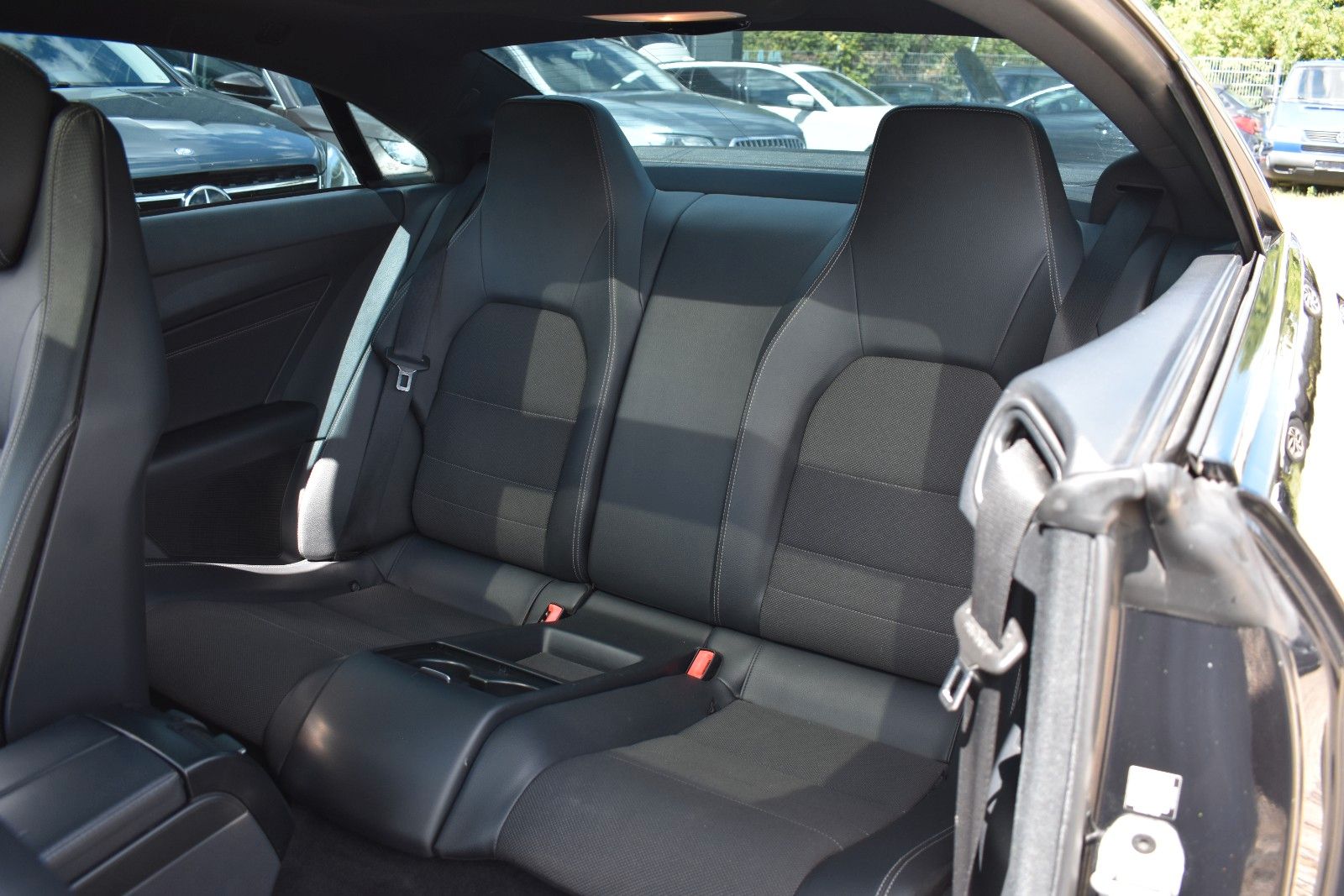Fahrzeugabbildung Mercedes-Benz E 200 Coupe  ILS /Panorama/SHZ/Navi/19 Zoll
