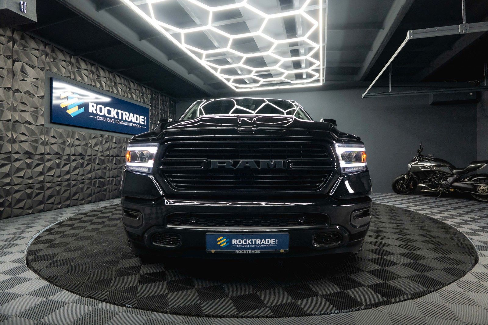 Fahrzeugabbildung Dodge RAM 5.7 V8 HEMI 4x4 OFFROAD BLACK EDITION *19%