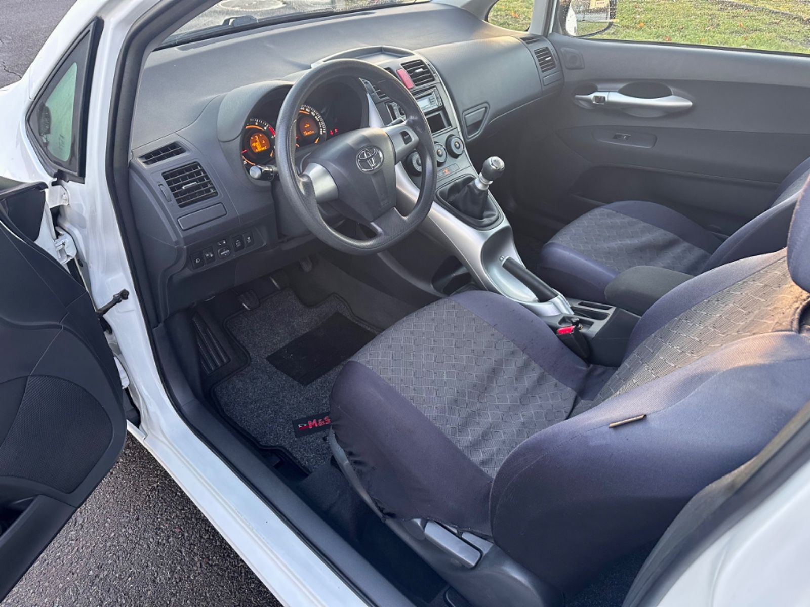 Fahrzeugabbildung Toyota Auris 1,33-l-Dual-VVT-i KLIMA EURO 5