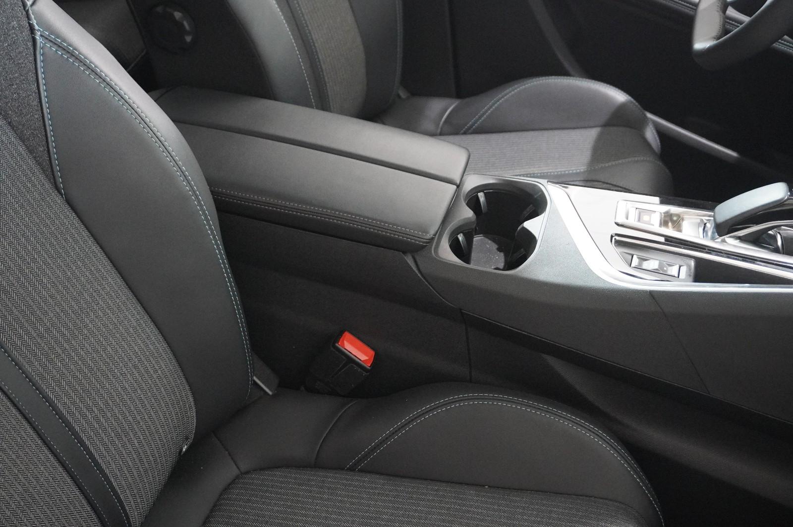 Peugeot 3008 Hybrid PHEV ALLURE NAVI/LED/KAMERA/SHZ/AHK