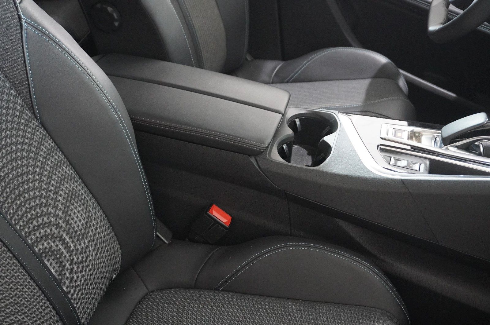 Fahrzeugabbildung Peugeot 3008 Hybrid PHEV ALLURE NAVI/LED/KAMERA/SHZ/AHK