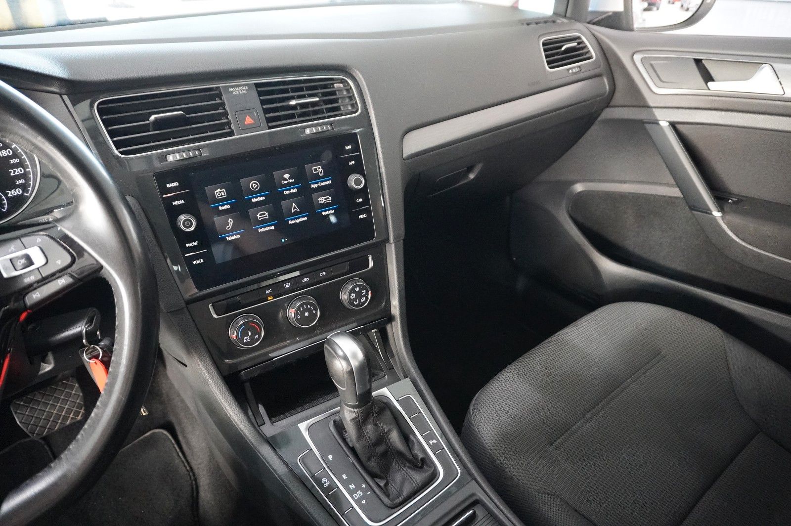 Fahrzeugabbildung Volkswagen Golf VII Lim. 2.0 TDI COMFORTL. DSG NAVI/LED/ACC