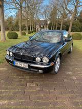 Jaguar XJ8 4.2 Liter - - schwarze Jaguar XJ8