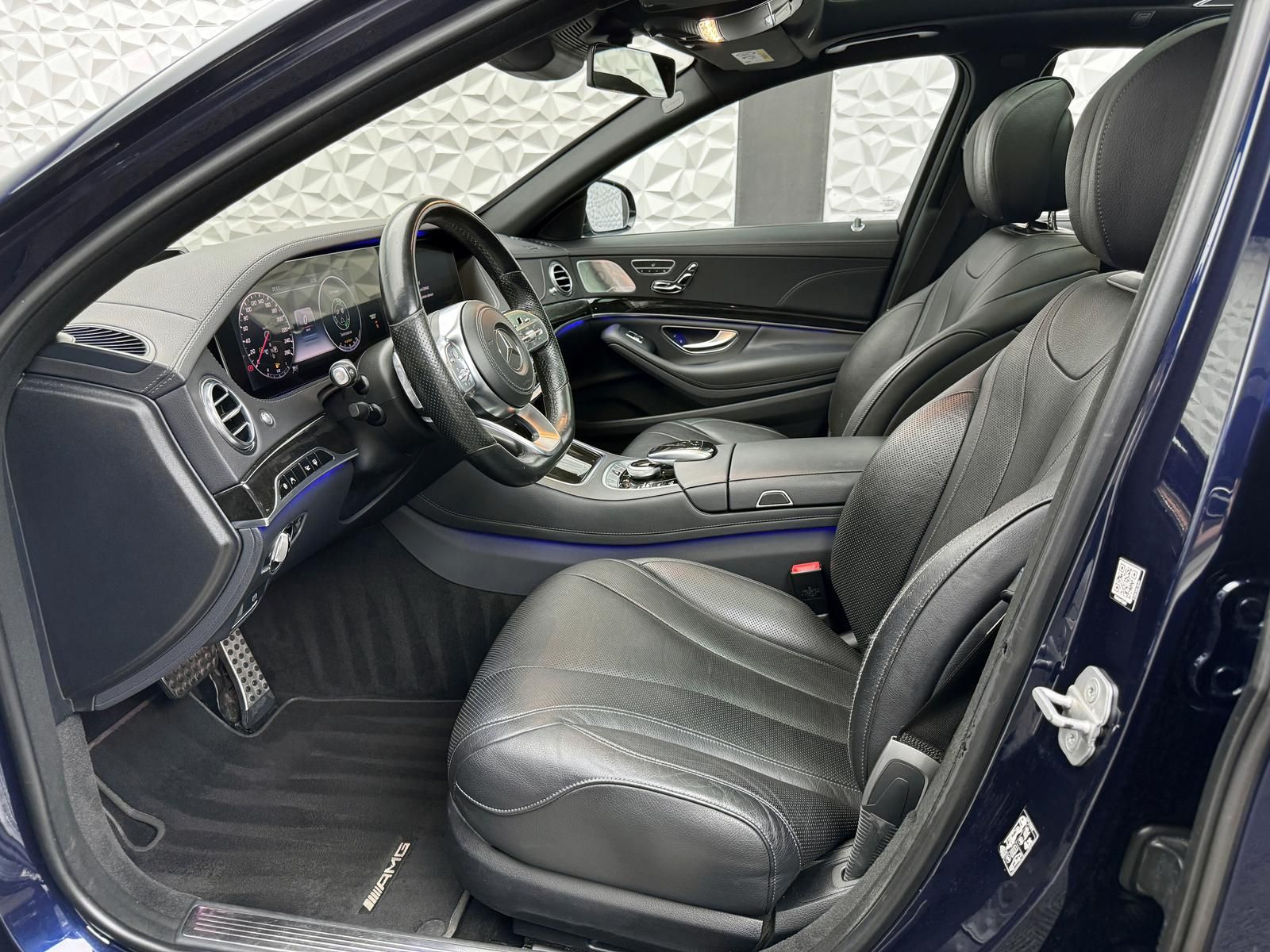 Fahrzeugabbildung Mercedes-Benz AMG 4MATIC/BURMES/HUD/PANO/DISTRO/3xTV/CHAUFFEUR