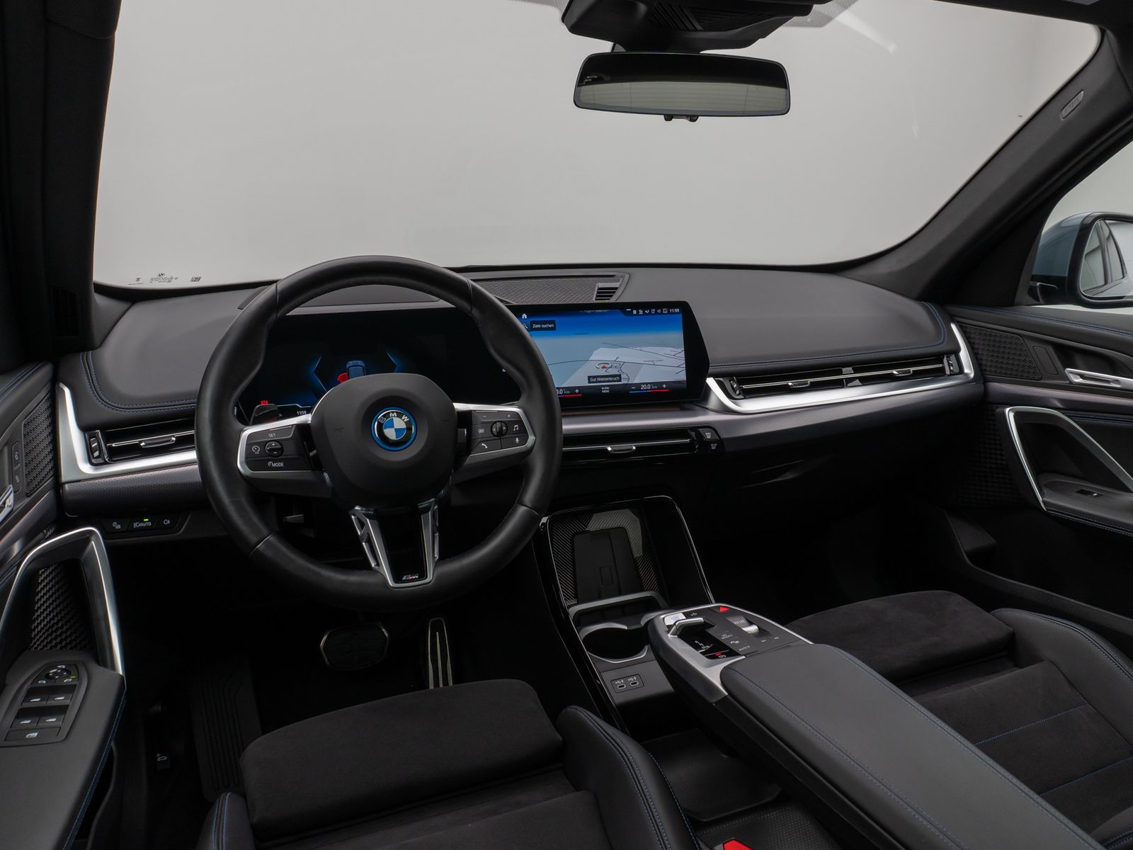 Fahrzeugabbildung BMW iX1 xD30 M Sport Panoram 360°HUD DAB AHK Komfort