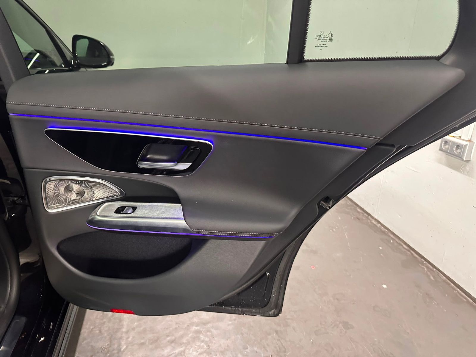 Fahrzeugabbildung Mercedes-Benz E 220 d 4MATIC T *AMG-LINE ADVANCED*PANO*KEYGO*
