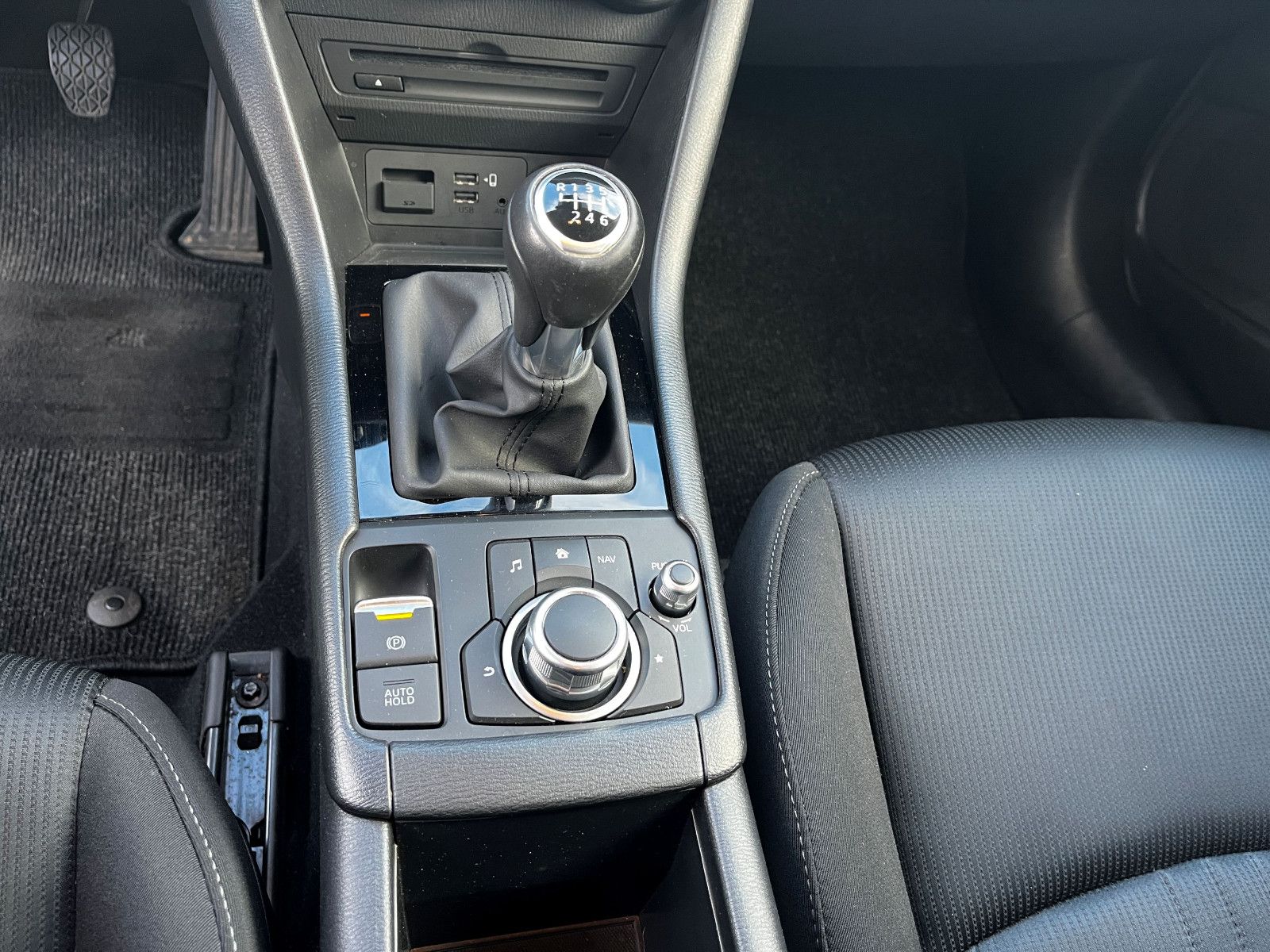 Fahrzeugabbildung Mazda CX-3 2,0 Selection NAV ALU SHZ GRA LED TOTW