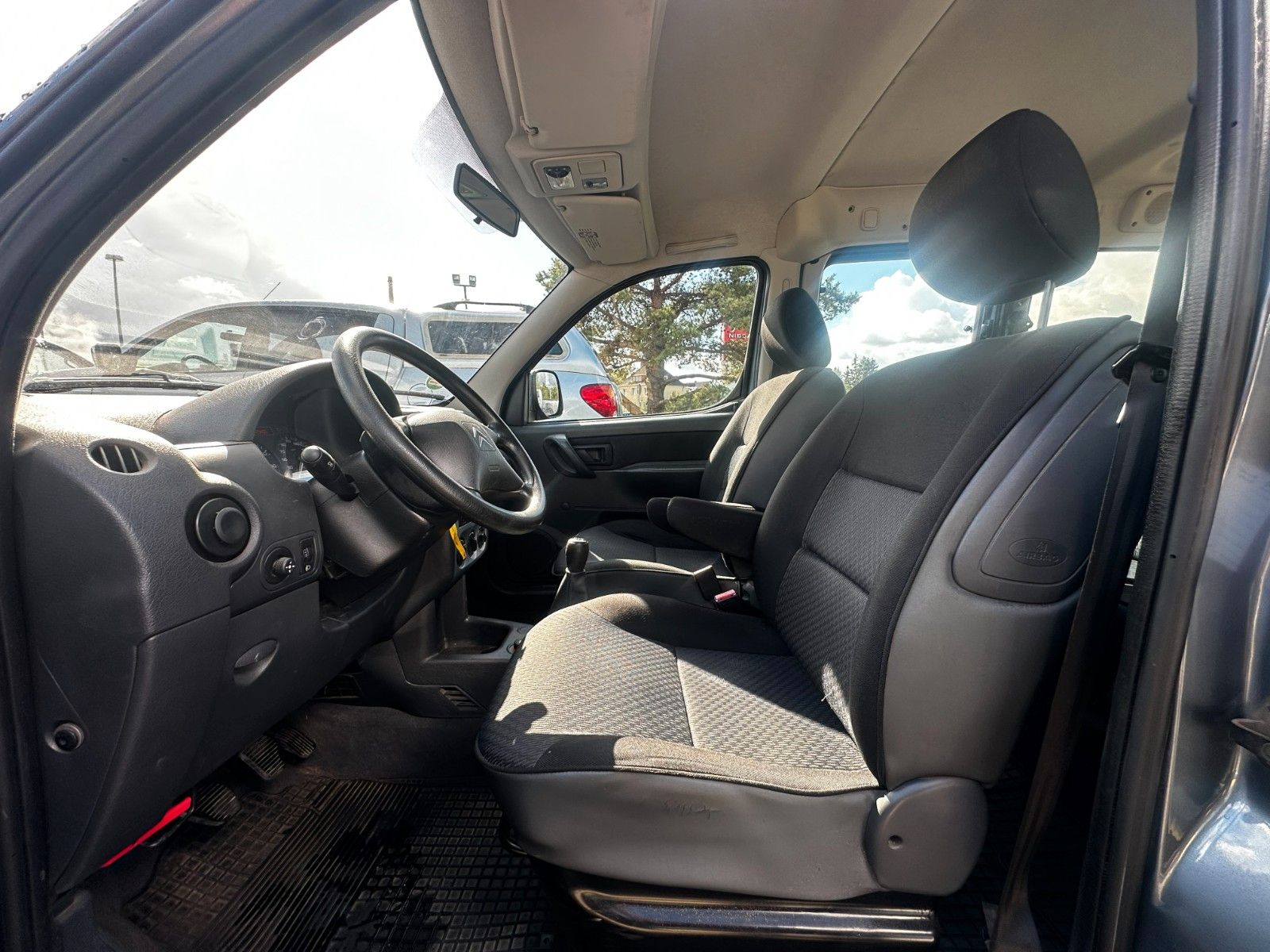 Fahrzeugabbildung Citroën Berlingo 1.4 First Kombi 8-fach, KD & TÜV neu.