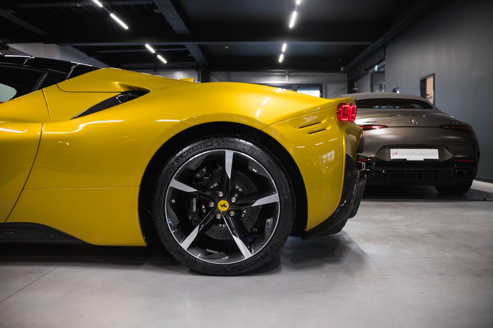 Fahrzeugabbildung Ferrari SF90 Spider-Giallo Montecarlo-Carbon