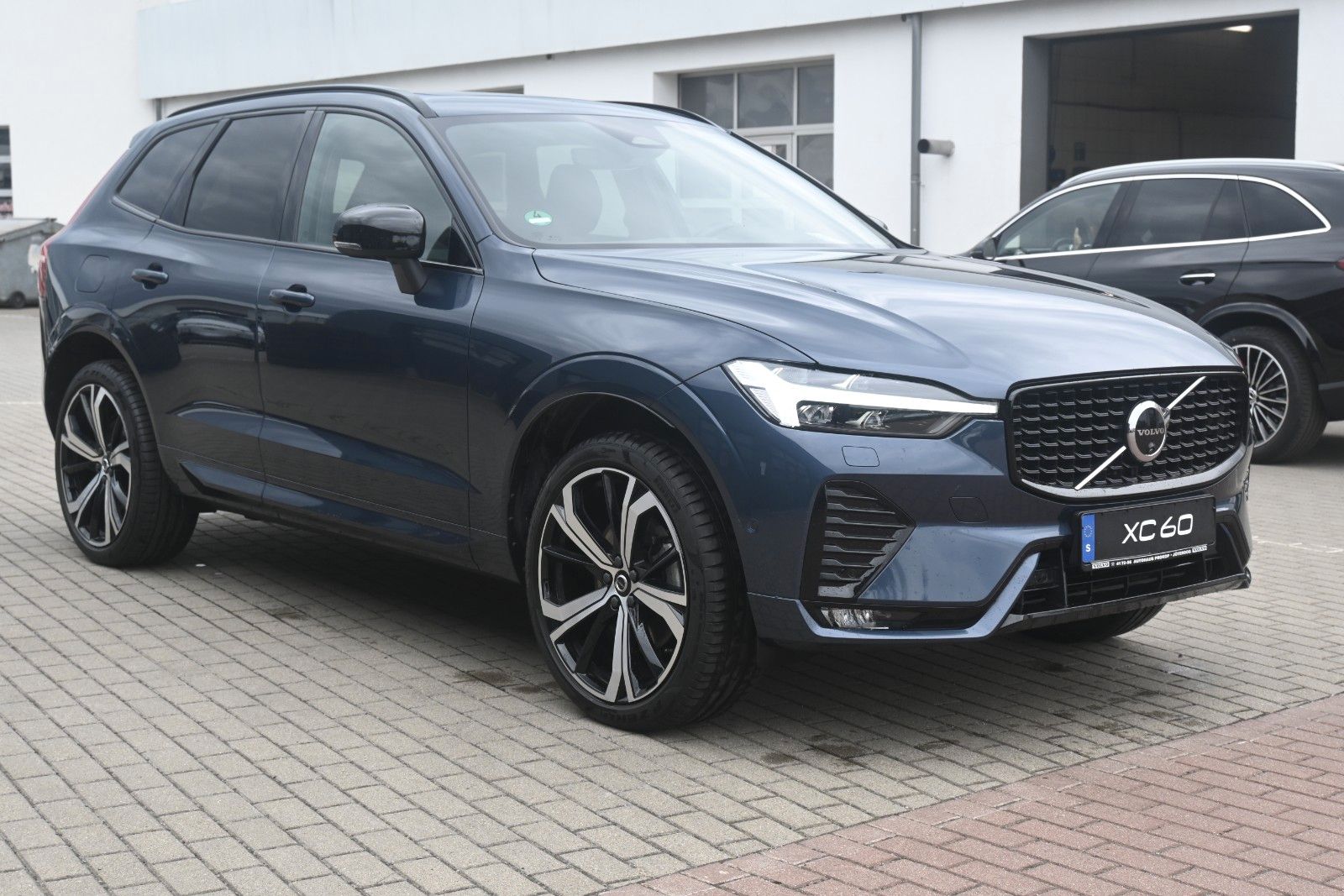 Fahrzeugabbildung Volvo XC60 B5 AWD Ultra Dark*PANO*LUFT*360°*ACC*AHK