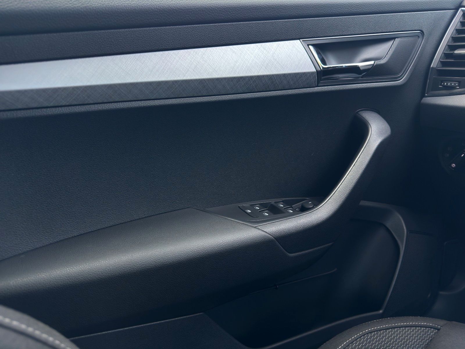 Fahrzeugabbildung SKODA Karoq 1.5L*DSG*AHK*Navi*LED*Kamera*TOP**
