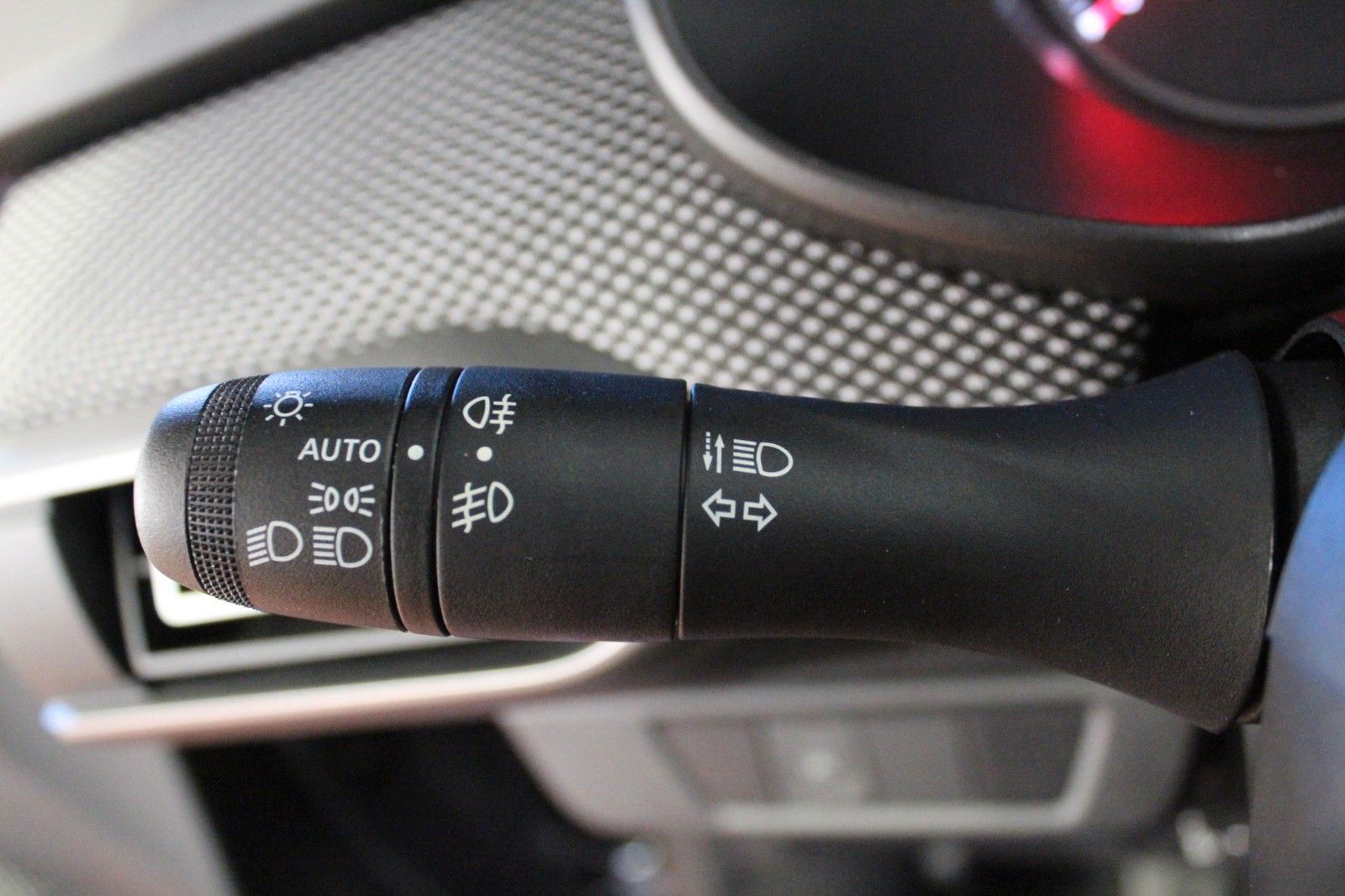 Fahrzeugabbildung Dacia Sandero TCe 100 ECO-G Expression  *Media-Dis
