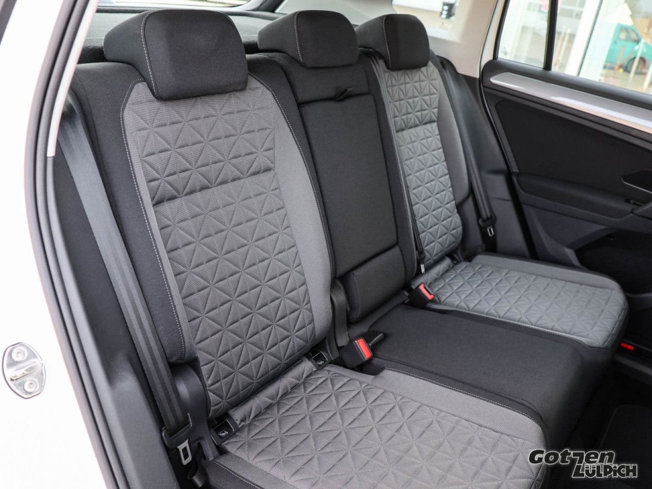 Fahrzeugabbildung Volkswagen Tiguan Life 1,5TSI Navi Winterpaket LED PDC