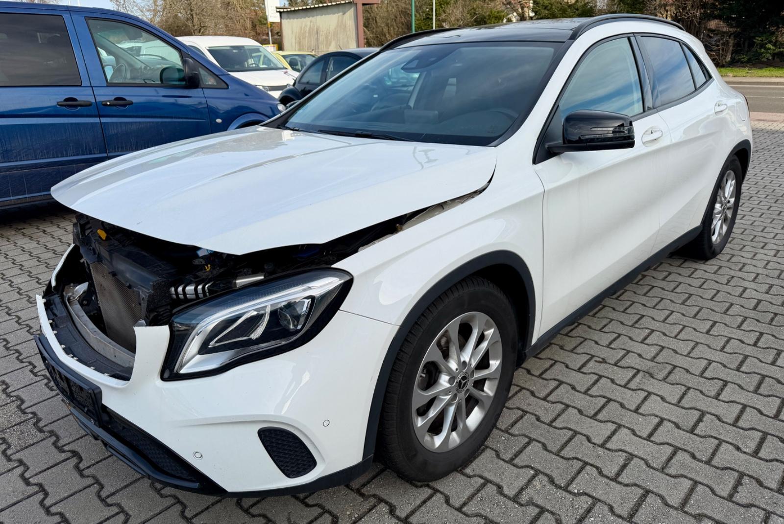 Mercedes-Benz GLA 200 Automatik Night LED Panorama Navi