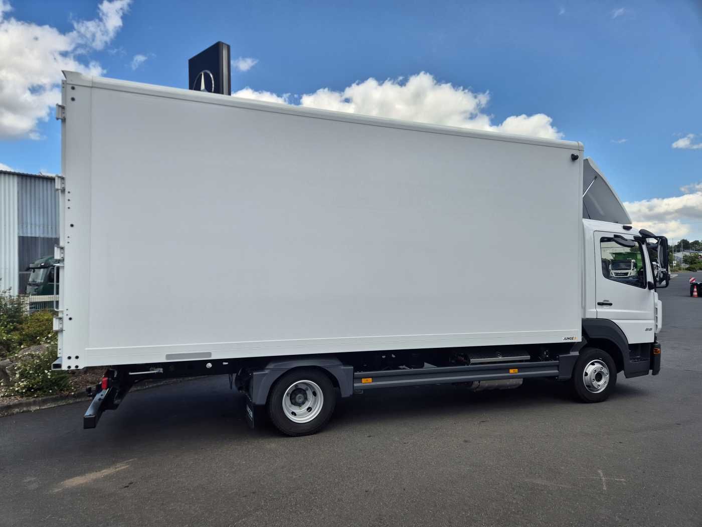 Fahrzeugabbildung Mercedes-Benz Atego 818 L Koffer, 4 Stück vorhanden