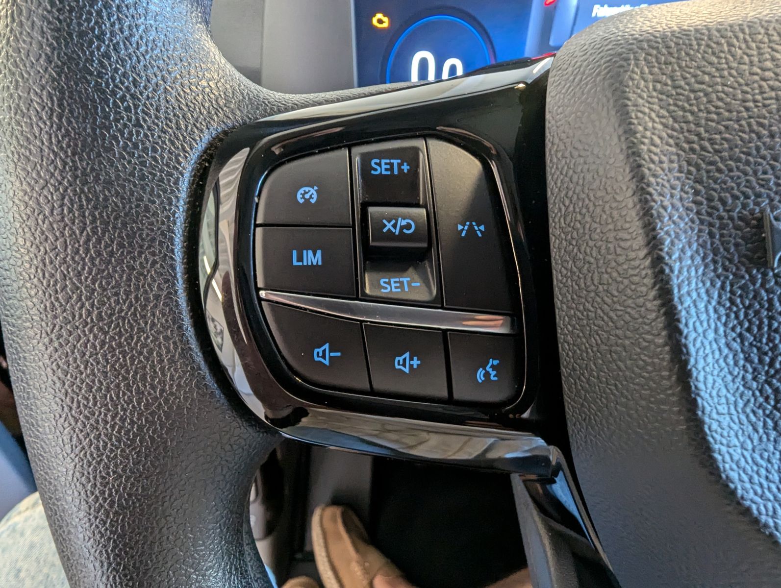 Fahrzeugabbildung Ford Transit Custom 320 L1 Navi 8-Sitze LED Kamera