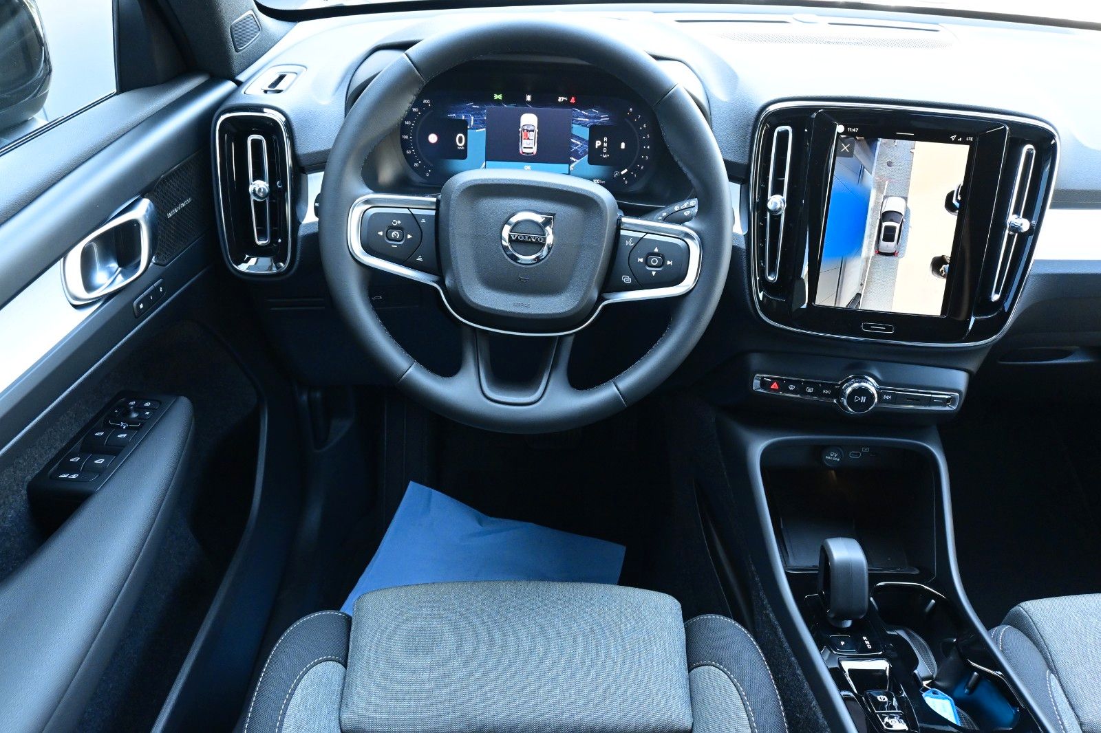 Fahrzeugabbildung Volvo XC40 B3 DKG Plus Black Edition*FSHZG*360°*ACC