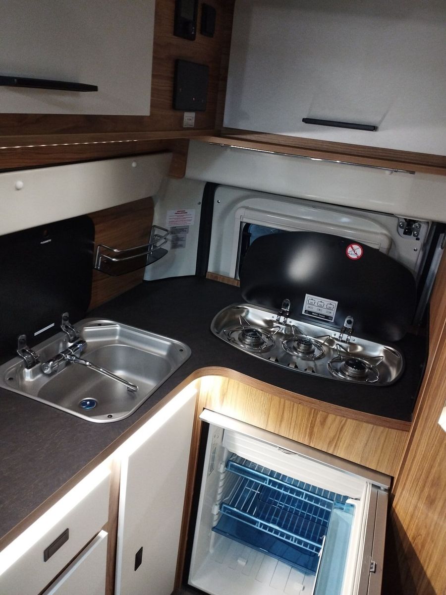 Fahrzeugabbildung Karmann Dexter DE 550 140 PS, Rückfahrkamera