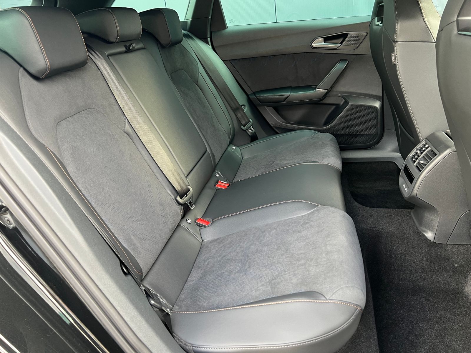 Fahrzeugabbildung CUPRA Leon Sportstourer VZ 2.0 TSI DSG 4Drive *AHK, LE