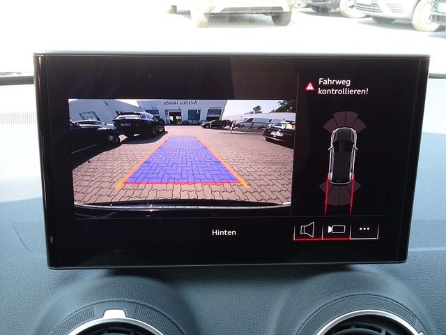 Q2 35 TFSI S-tronic advanced / Matrix LED