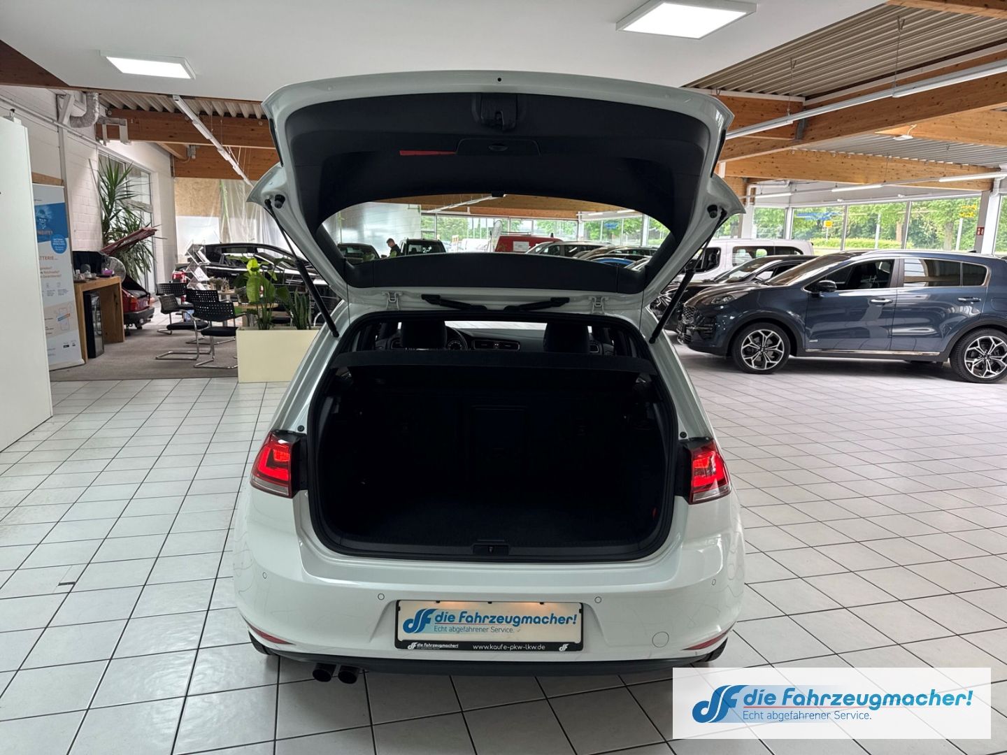 Fahrzeugabbildung Volkswagen Golf 1,4 150PS Highline R-Line Sportpaket Pano X