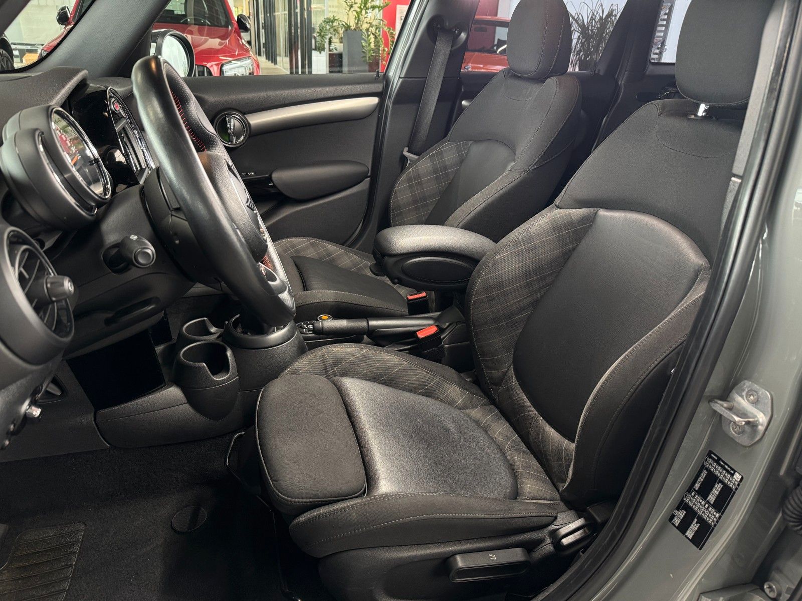 Fahrzeugabbildung MINI Cooper D 5-trg. "LED Navigation PDC Sportsitze"