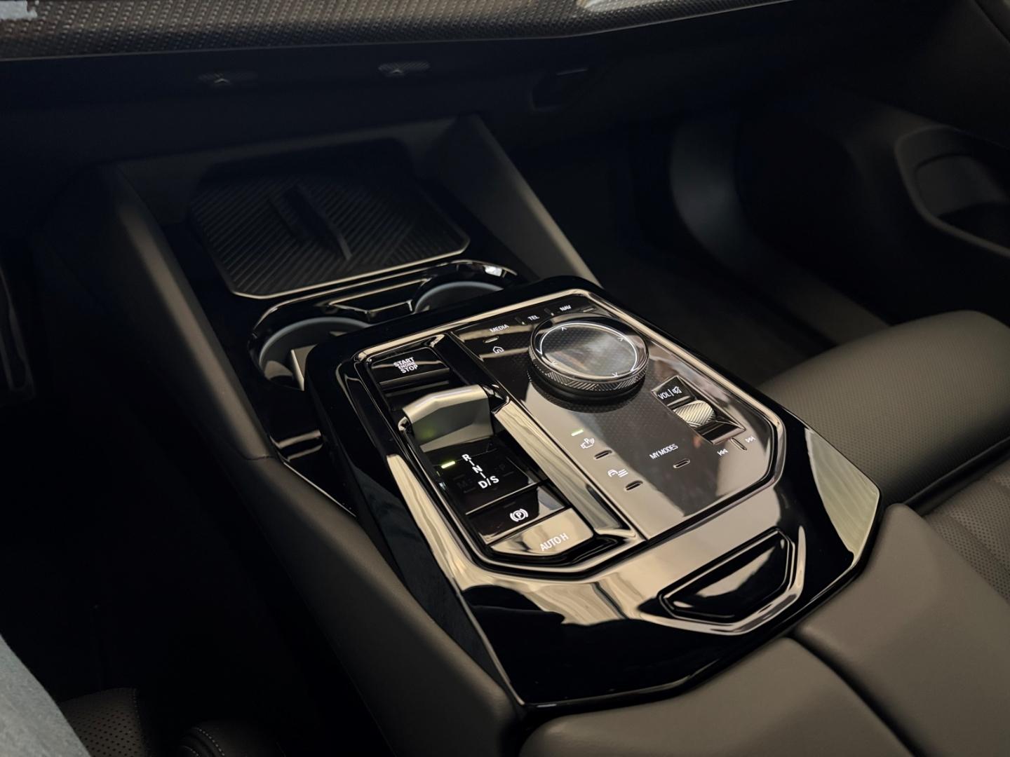 BMW 520 i MSPORT HEADUP+ANHÄNG.KUPPL.+STANDHZ.+PANO+
