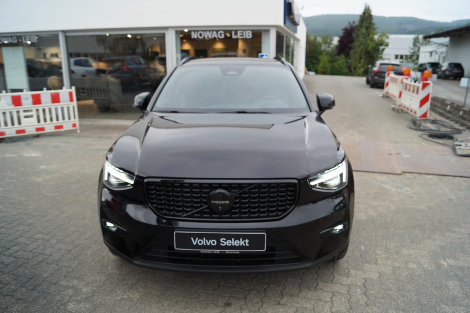 Volvo XC40 B3 2WD Black Edition DKG/360/Panora/Standhg