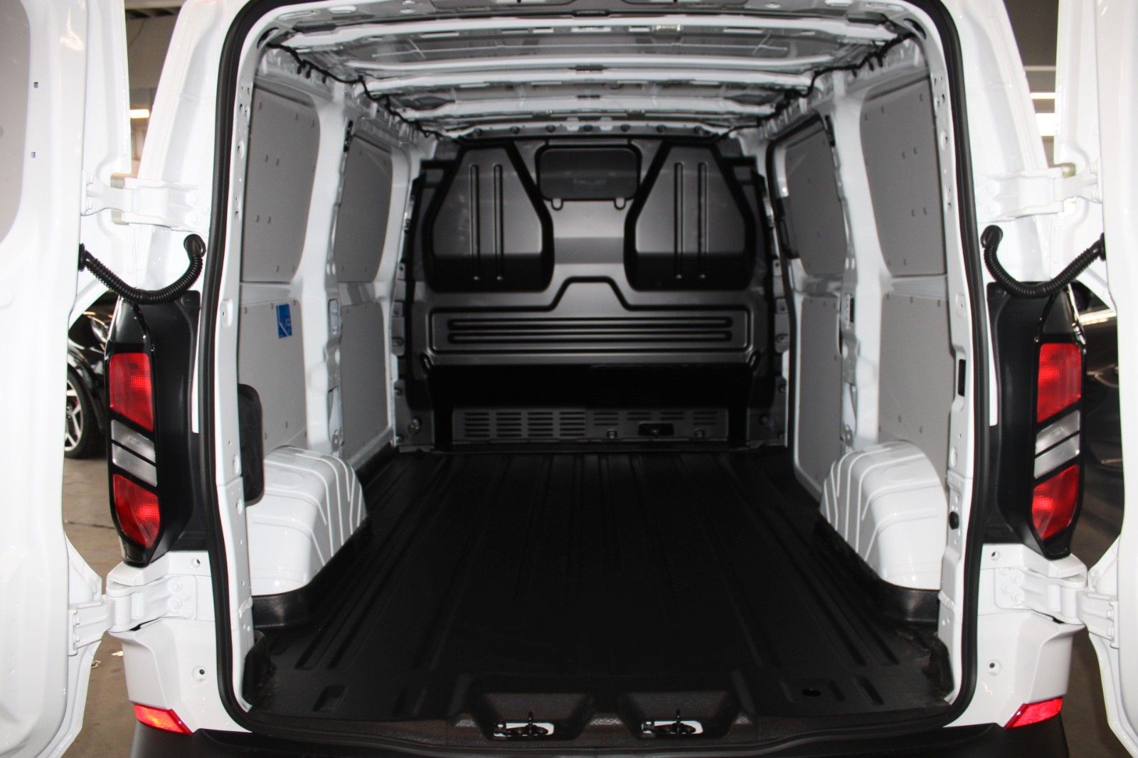 Fahrzeugabbildung Ford Transit Custom TREND PHEV L1 LED CAM Technologie