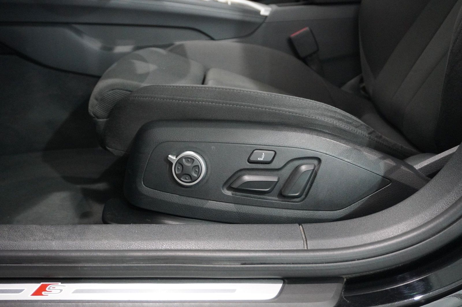Fahrzeugabbildung Audi A4 Avant 35 TDI S-LINE SPORT NAVI/LED/KAMERA/DAB