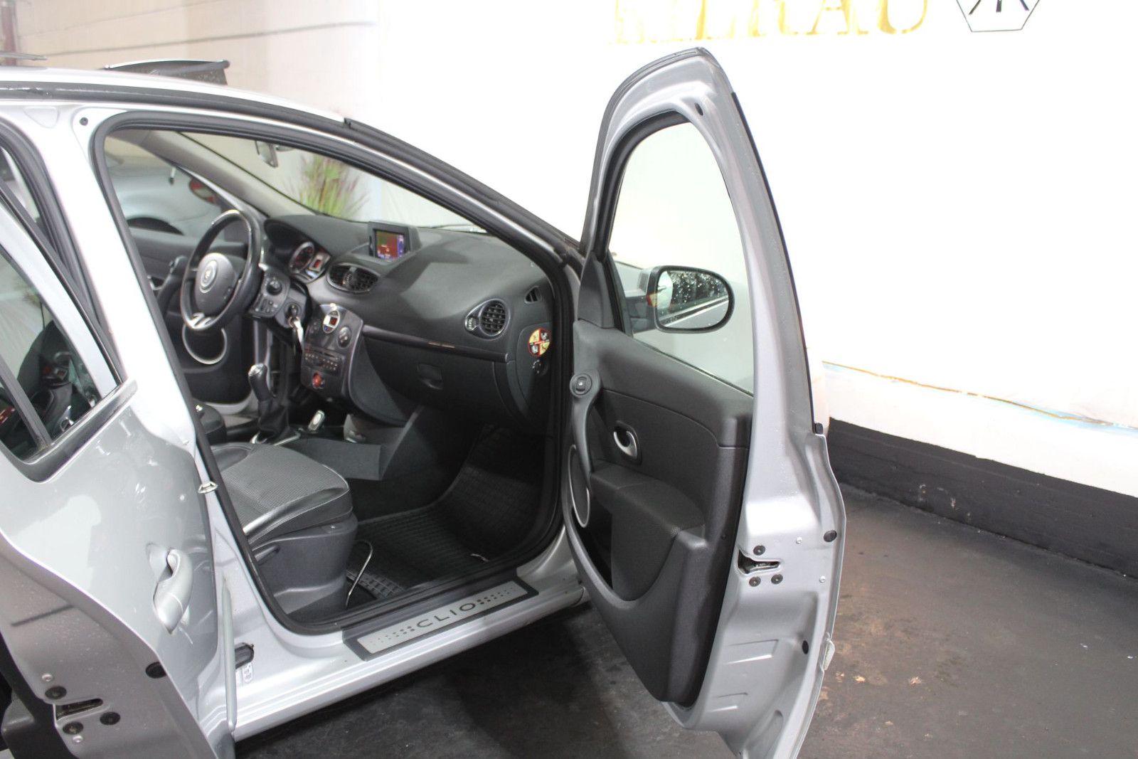 RENAULT Clio III Luxe Navi Tempomat Alufelgen Shz Teille