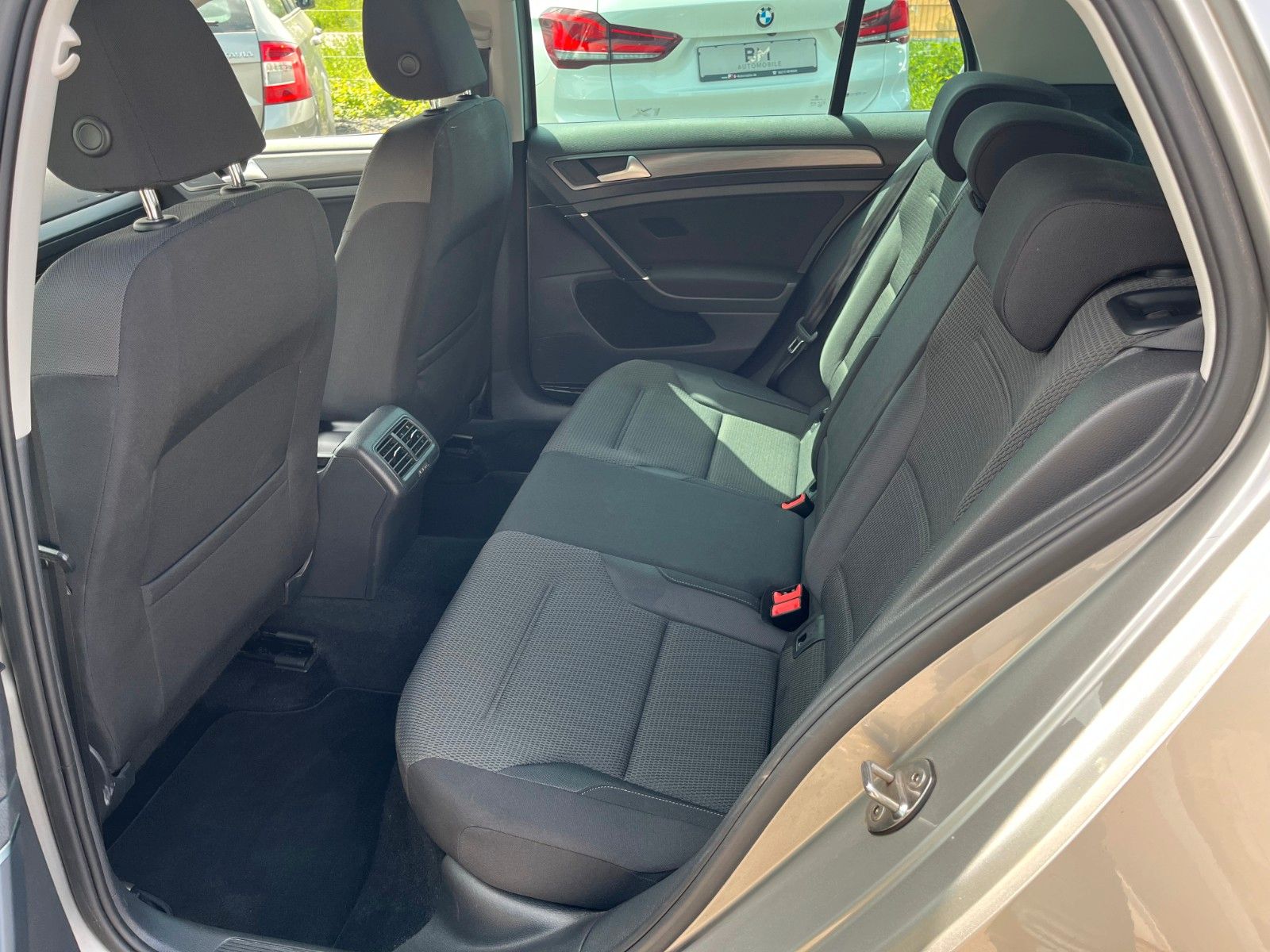 Fahrzeugabbildung Volkswagen Golf VII 1.0 Lim. Comfortline DSG Navi PDC 1.HD