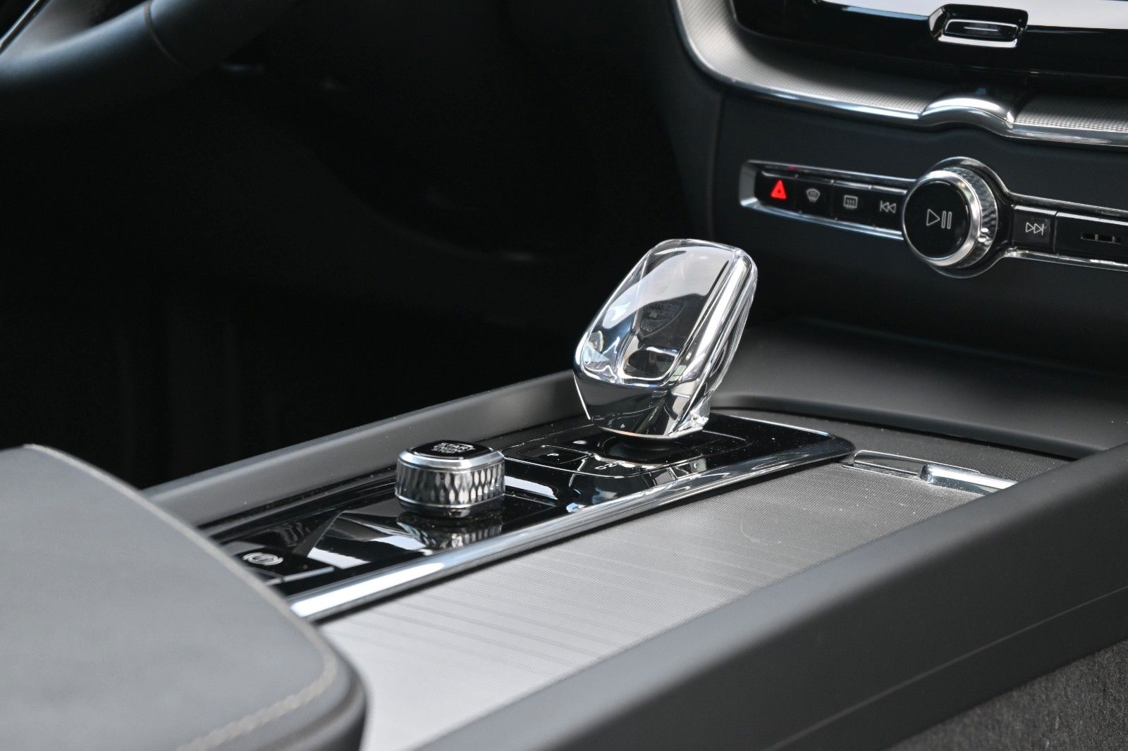 Fahrzeugabbildung Volvo XC60 B4 Ultimate Dark AWD*LUFT*360°*SDTHZG*LED