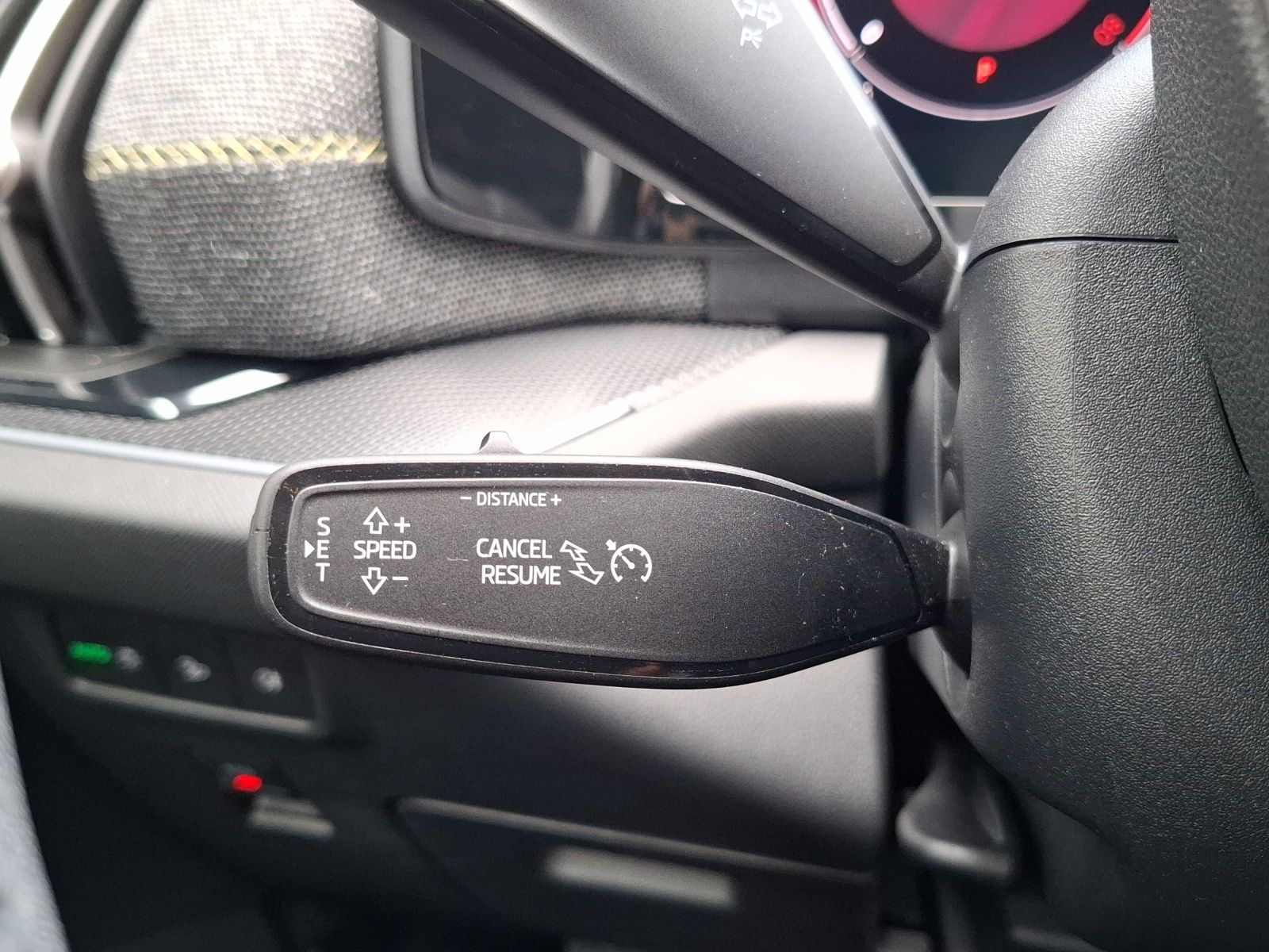 Fahrzeugabbildung SKODA Kodiaq TSI Selection DSG 4x4 7-Si Matrix AHK Nav