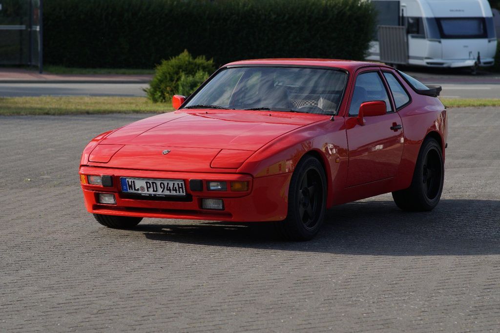Image of Porsche 944
