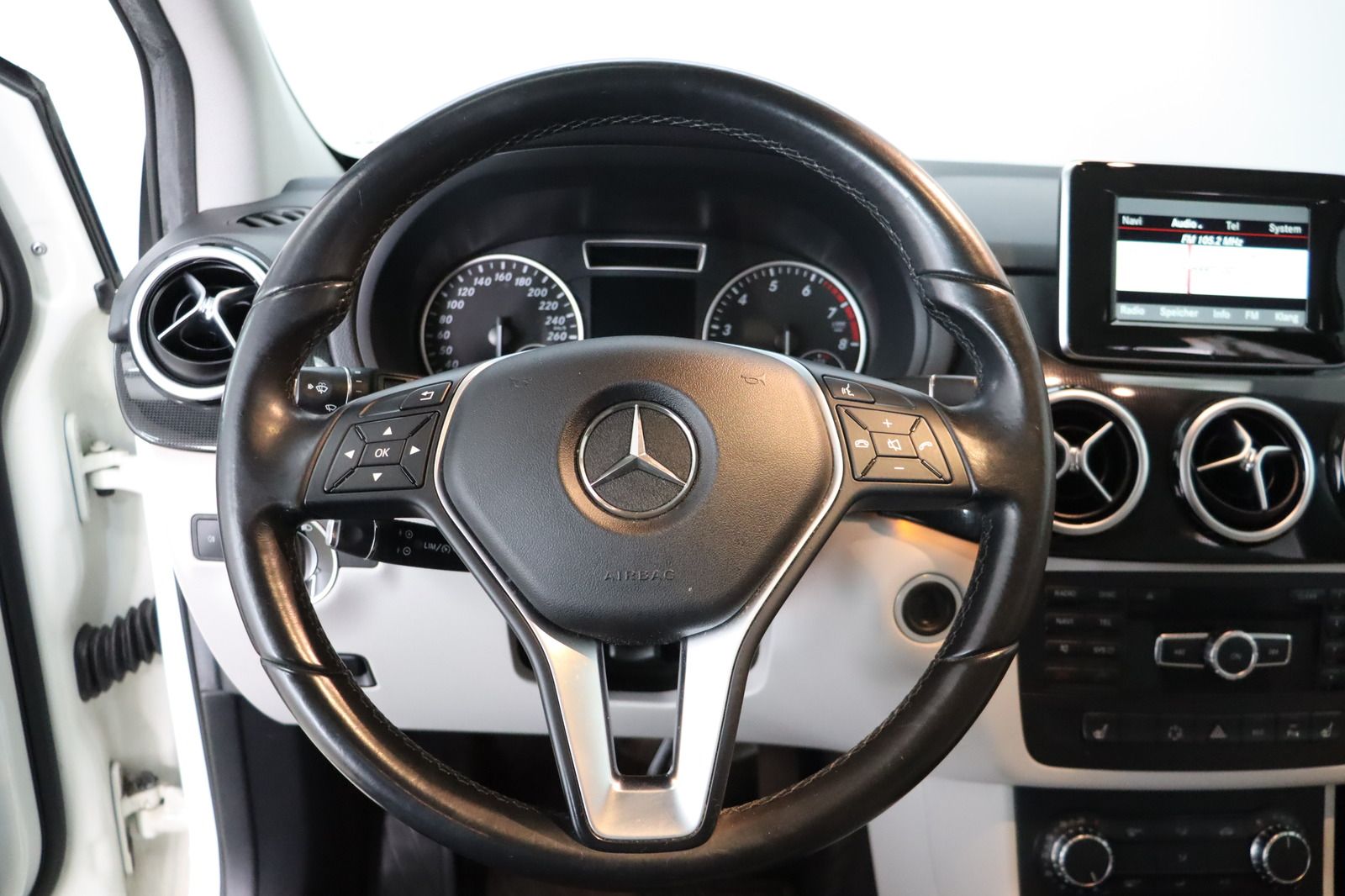 Fahrzeugabbildung Mercedes-Benz B 180 BlueEFFICIENCY * Bi-Xenon * Navi * SHZ *