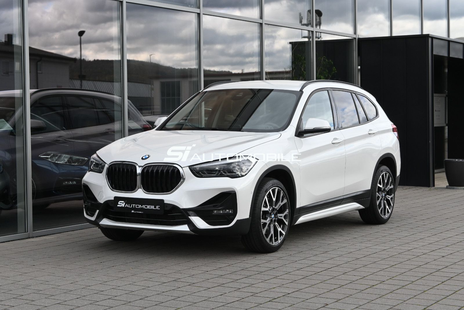 Fahrzeugabbildung BMW X1 xDr. 20d Sport Line °ACC°AHK°HEAD-UP°KAMERA°