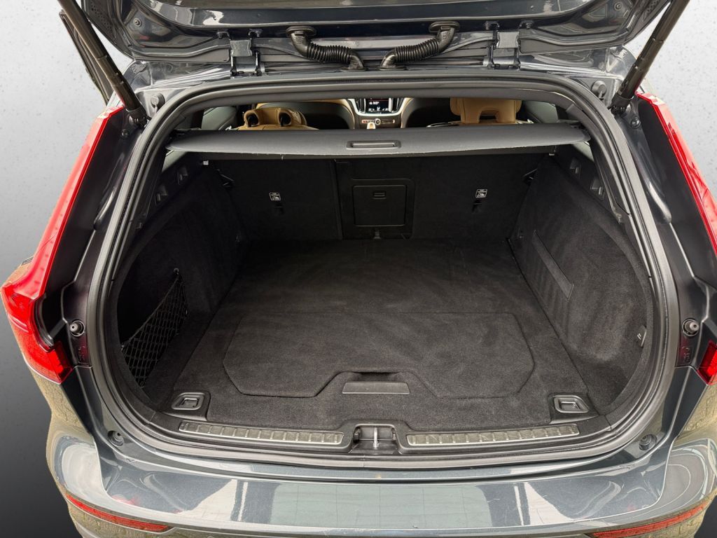 VOLVO V60 T8 AWD Twin Engine Inscription AHK semi elek VOLVO V60 T8 AWD Twin Engine Inscription AHK semi elek