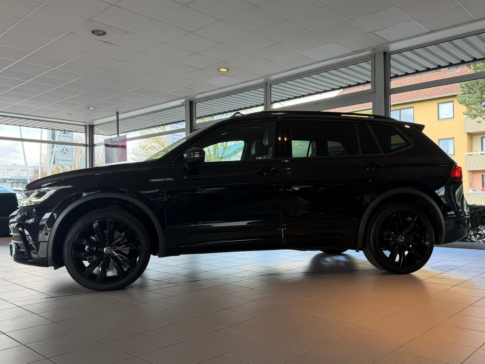 Fahrzeugabbildung Volkswagen Tiguan Allspace R-Line /PANO/HUD/HARMAN-KARDON/