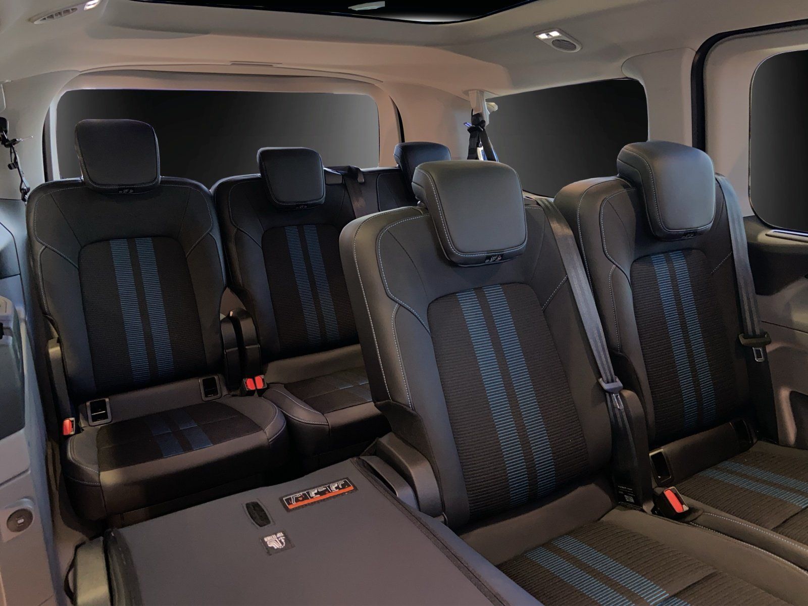 Fahrzeugabbildung Ford E-Tourneo Custom Sport Glasdach Schiebetür elek.