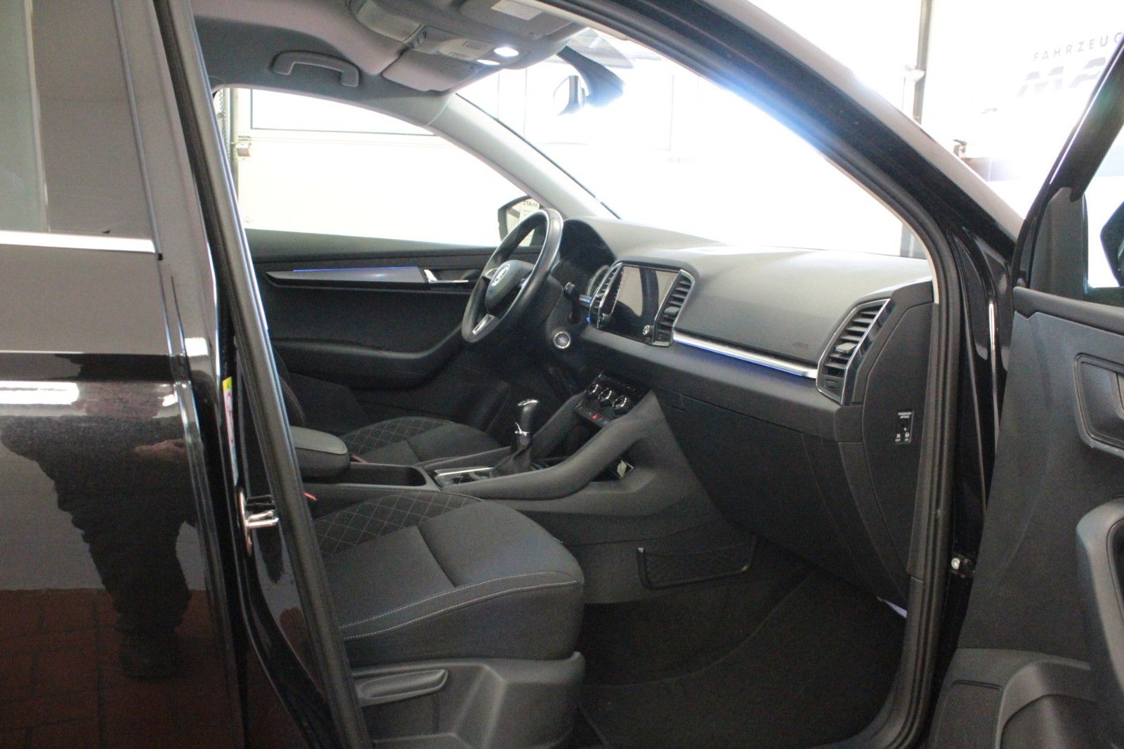 Fahrzeugabbildung SKODA Karoq 1.0 TSI AMBITION  AHK *Allwetter*