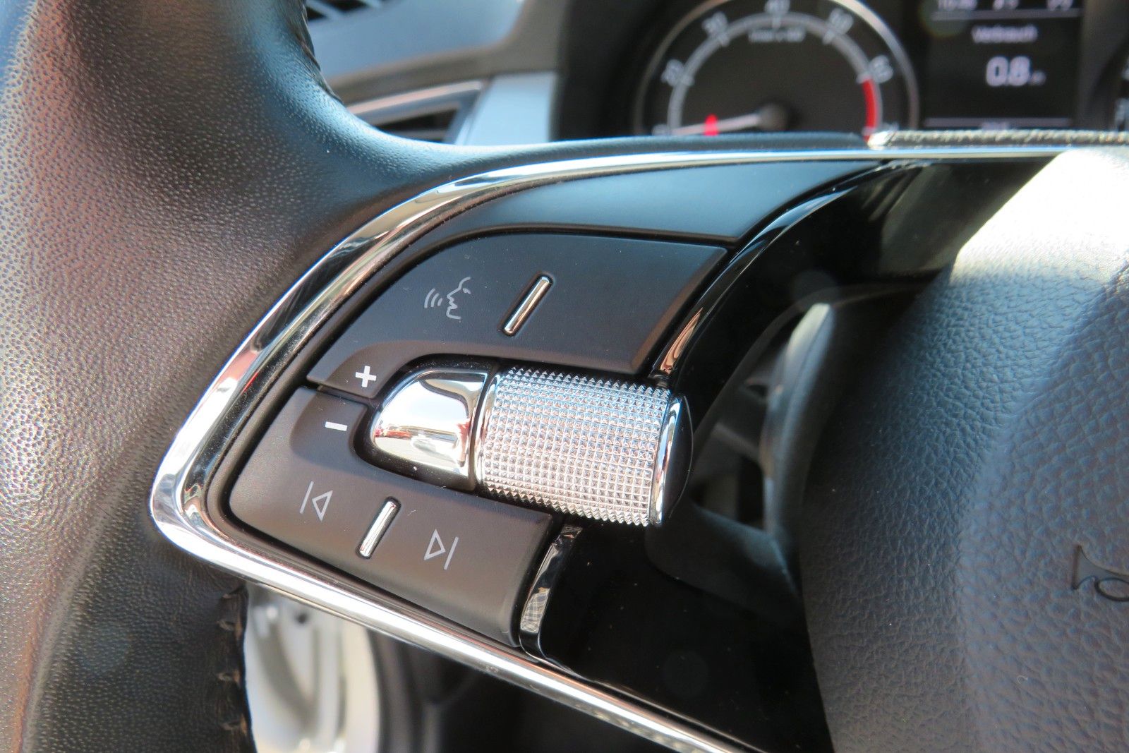 Fahrzeugabbildung SKODA Fabia Combi Ambition PDC NAVI APP SITZH. 1.HD