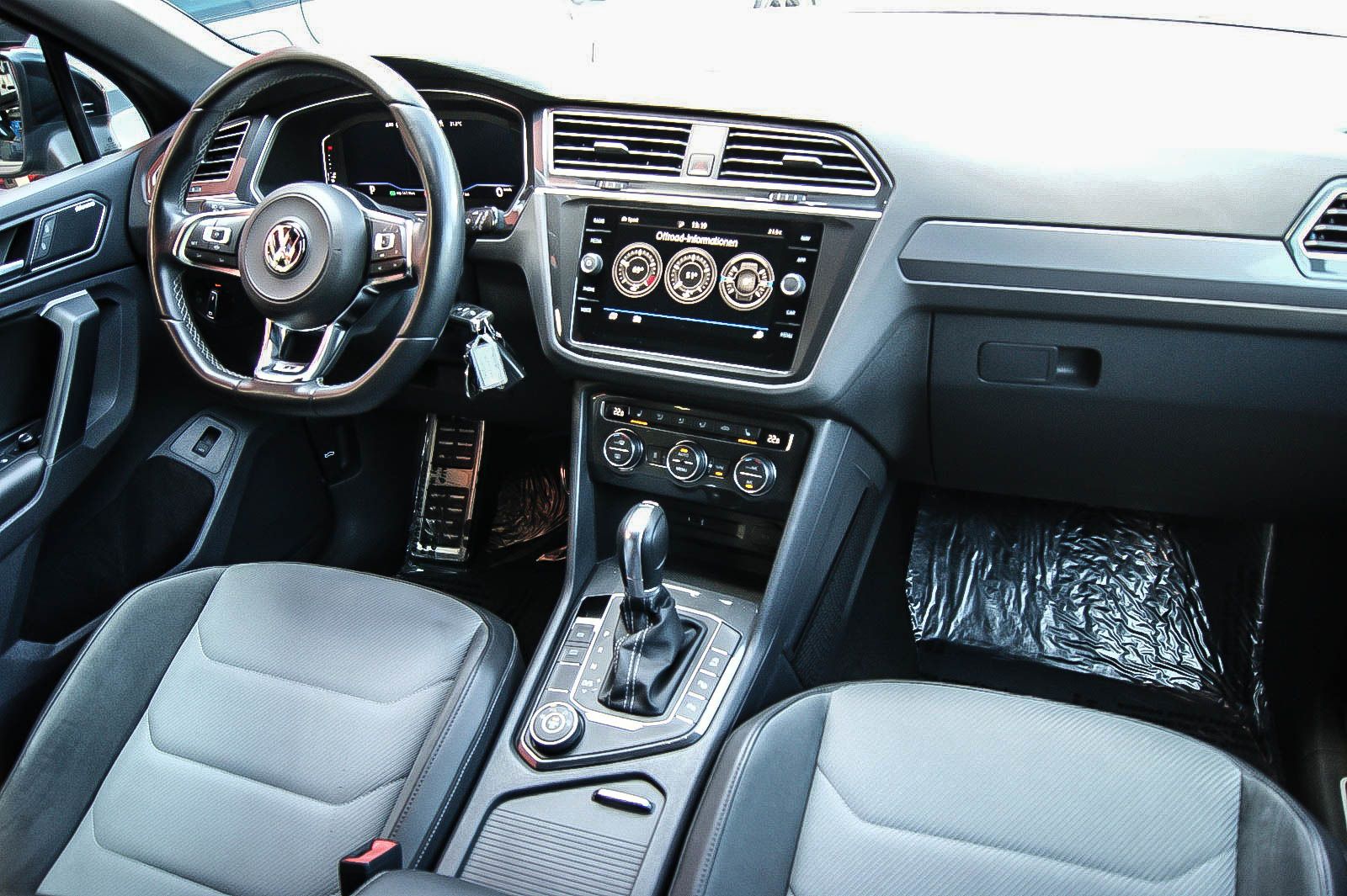 Fahrzeugabbildung Volkswagen Tiguan 20TDI 4Motion R-LINE BLACK STHZG LED ANHZ